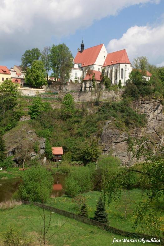 Domecek Ve Dvore Бехинє Екстер'єр фото